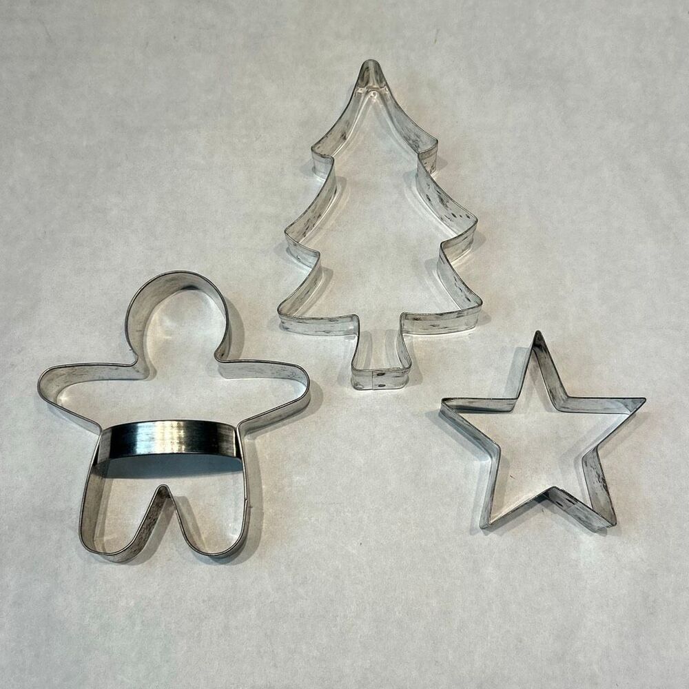 Vtg SET Aluminum Cookie CutterโMetal Christmas Holiday Gingerbread Man Star Tree
